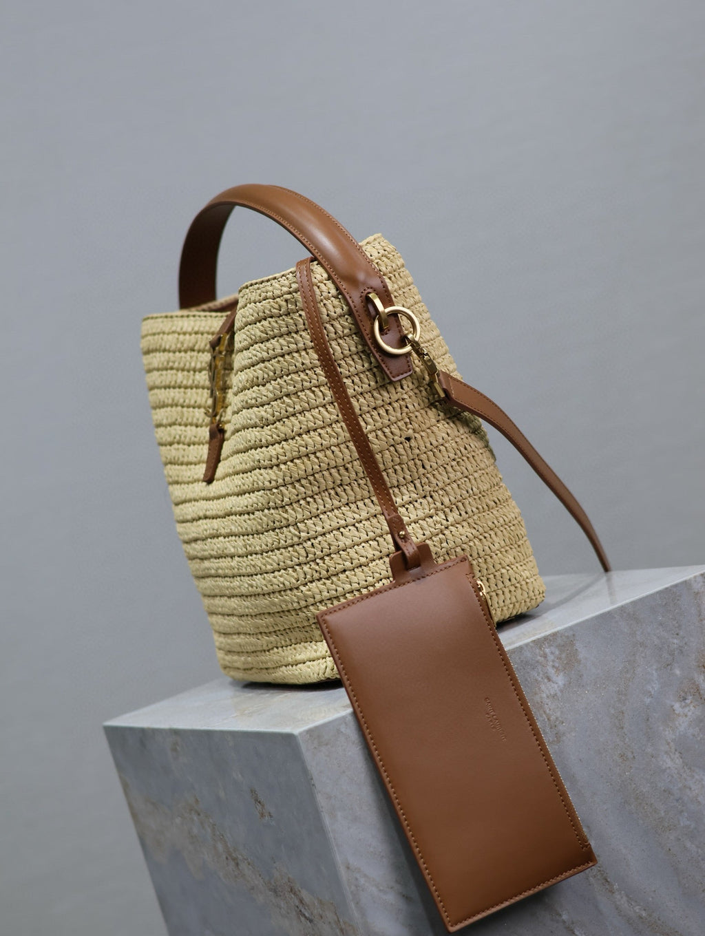 SAINT LAURENT LE 37 DE RAFIA TRENZADA Y PIEL DE CURTIDO VEGETAL