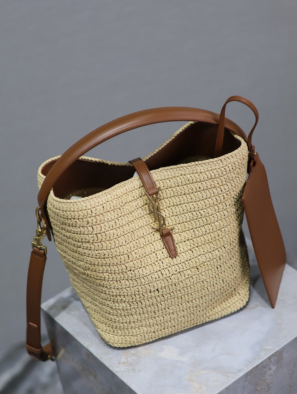SAINT LAURENT LE 37 DE RAFIA TRENZADA Y PIEL DE CURTIDO VEGETAL