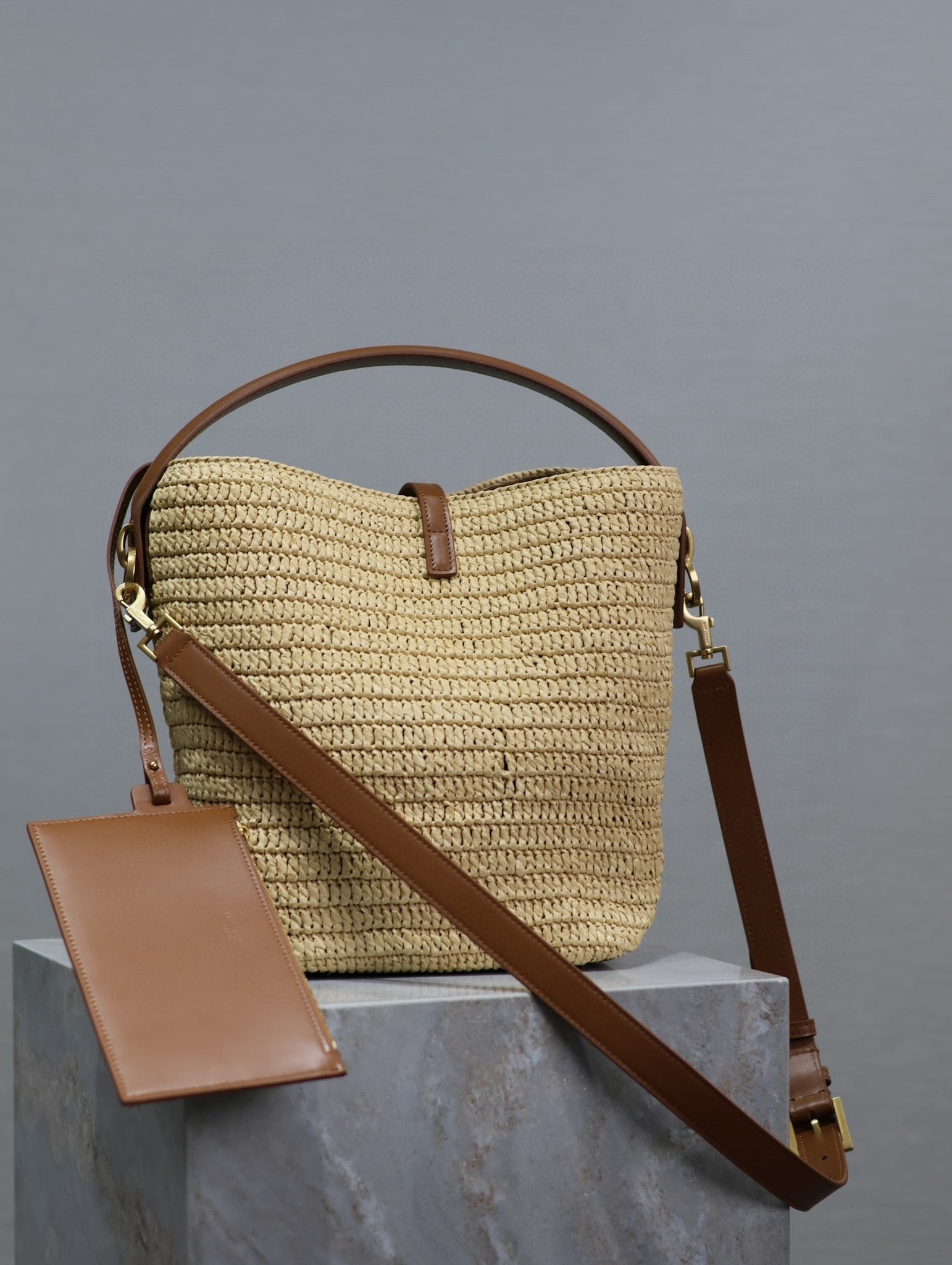 SAINT LAURENT LE 37 DE RAFIA TRENZADA Y PIEL DE CURTIDO VEGETAL