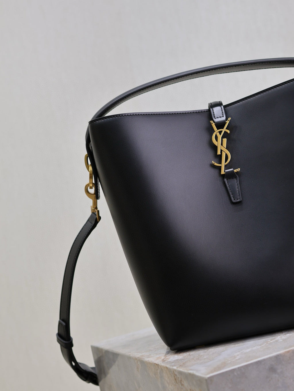 SAINT LAURENT LE 37 MEDIUM BUCKET BAG 26 IN BLACK CALFSKIN GOLD HARDWARE