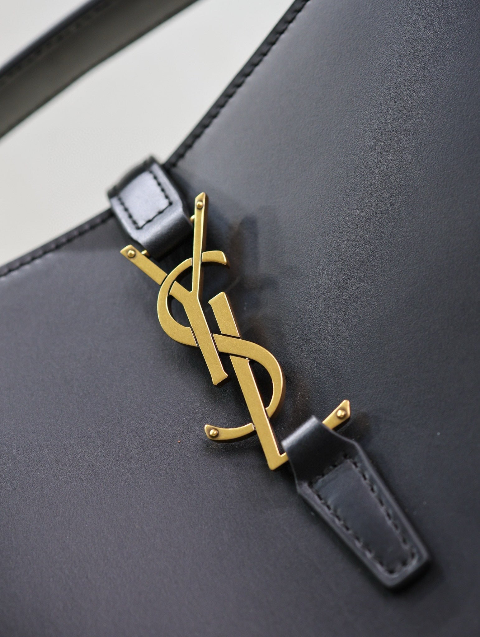 SAINT LAURENT LE 37 MEDIUM BUCKET BAG 26 IN BLACK CALFSKIN GOLD HARDWARE
