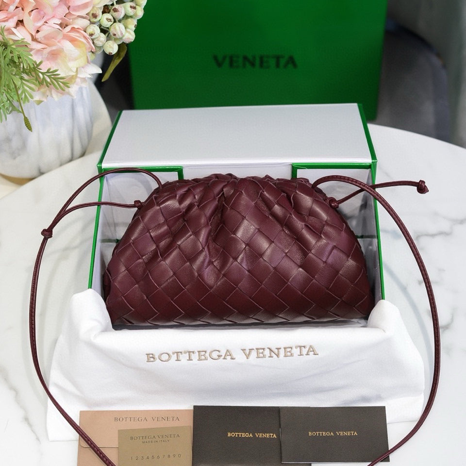 BOTTEGA VENETA INTRECCIATO POUCH 22 IN BURGUNDY LAMBSKIN