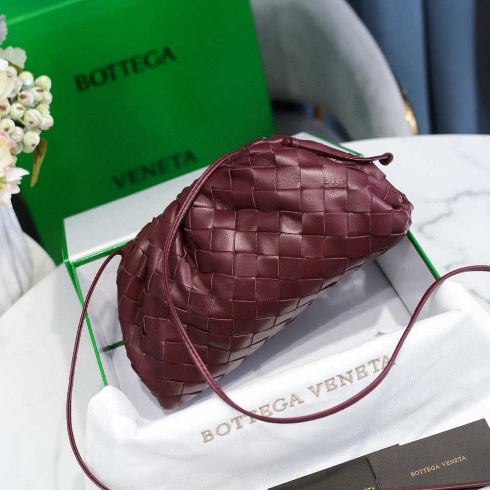 BOTTEGA VENETA INTRECCIATO POUCH 22 IN BURGUNDY LAMBSKIN