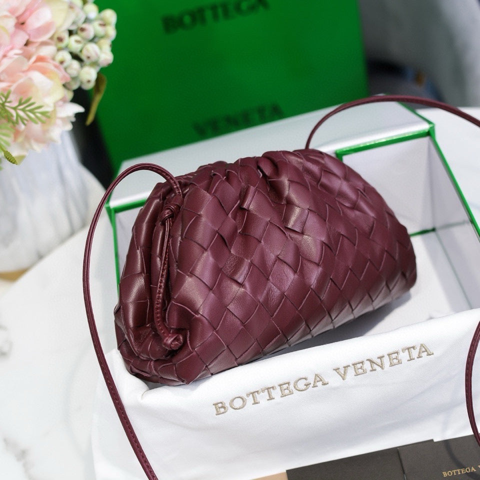 BOTTEGA VENETA INTRECCIATO POUCH 22 IN BURGUNDY LAMBSKIN