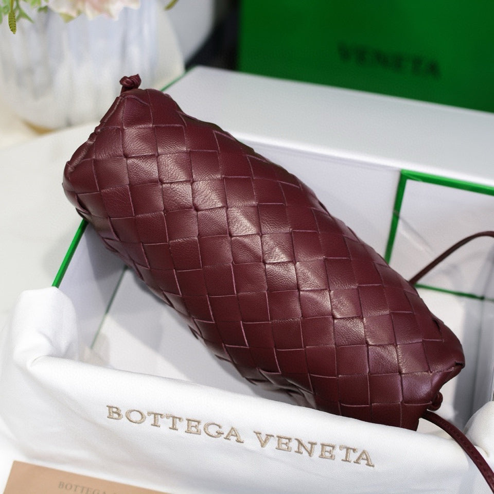 BOTTEGA VENETA INTRECCIATO POUCH 22 IN BURGUNDY LAMBSKIN