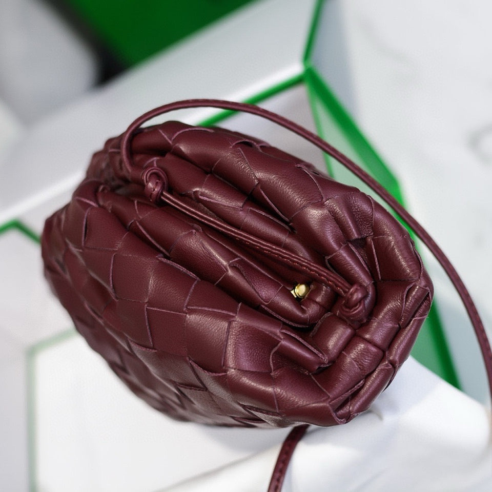 BOTTEGA VENETA INTRECCIATO POUCH 22 IN BURGUNDY LAMBSKIN