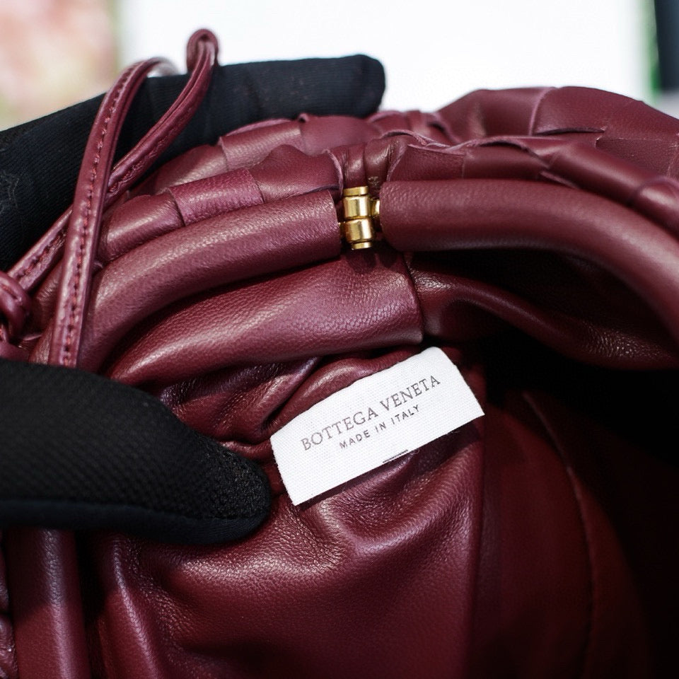 BOTTEGA VENETA INTRECCIATO POUCH 22 IN BURGUNDY LAMBSKIN