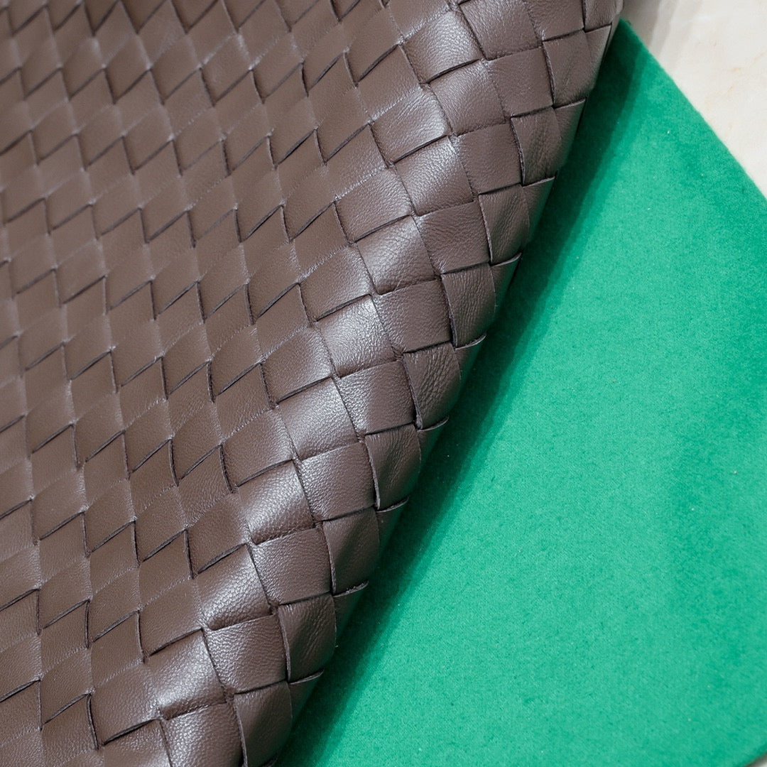 BOTTEGA VENETA LARGE HOP 54 IN BROWN LAMBSKIN