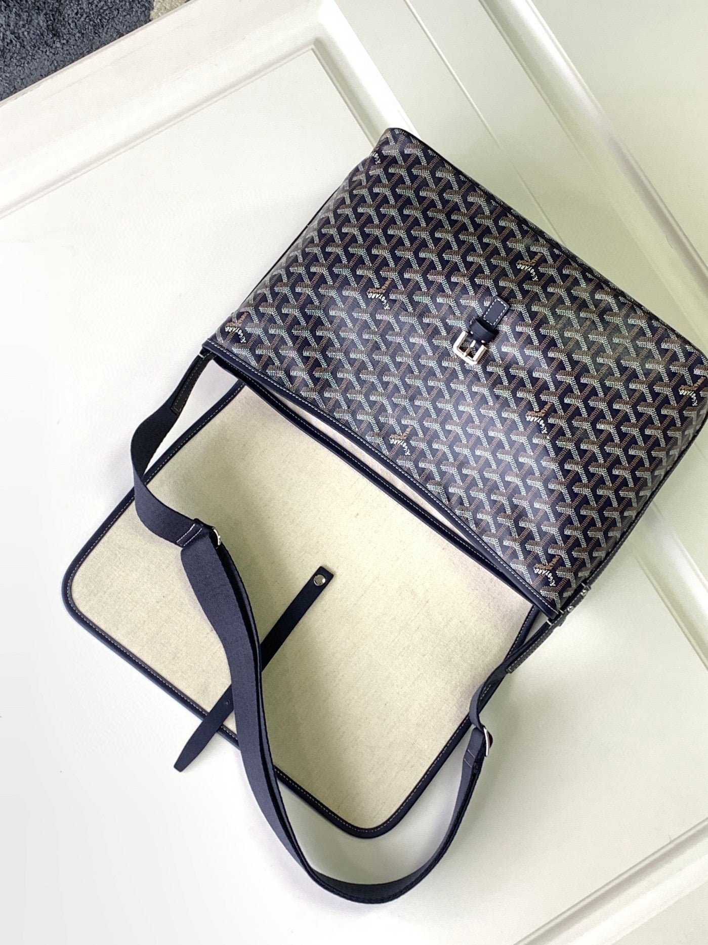 GOYARD CAPETIEN MESSENGER BAG 39 IN NAVY BLUE GOYARDINE CANVAS AND CALFSKIN