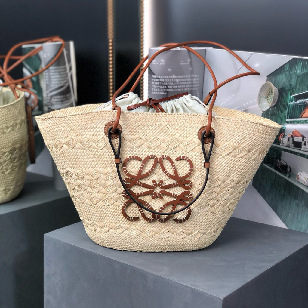 LOEWE MEDIUM ANAGRAM BASKET BAG 46 IN BEIGE IRACA PALM AND TAN CALFSKIN