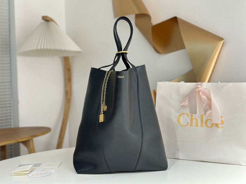 CHANEL Chlo Spin tote bag in black grained leather