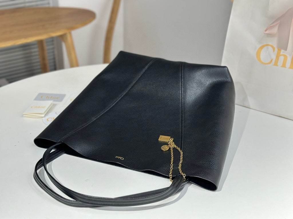 CHANEL Chlo Spin tote bag in black grained leather