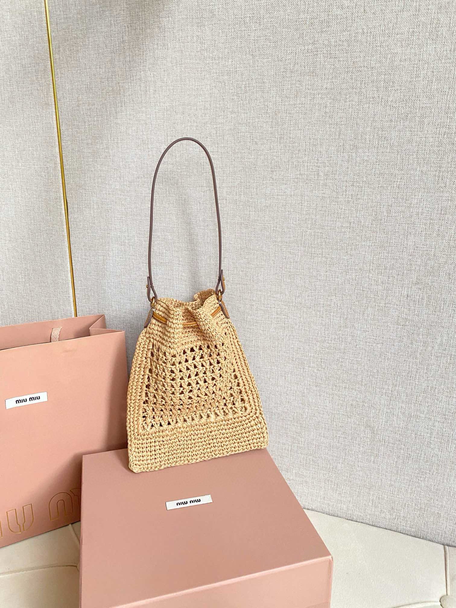 MIU MIU WANDER BUCKET BAG 23 IN NATURAL RAFFIA WITH LEATHER TRIM