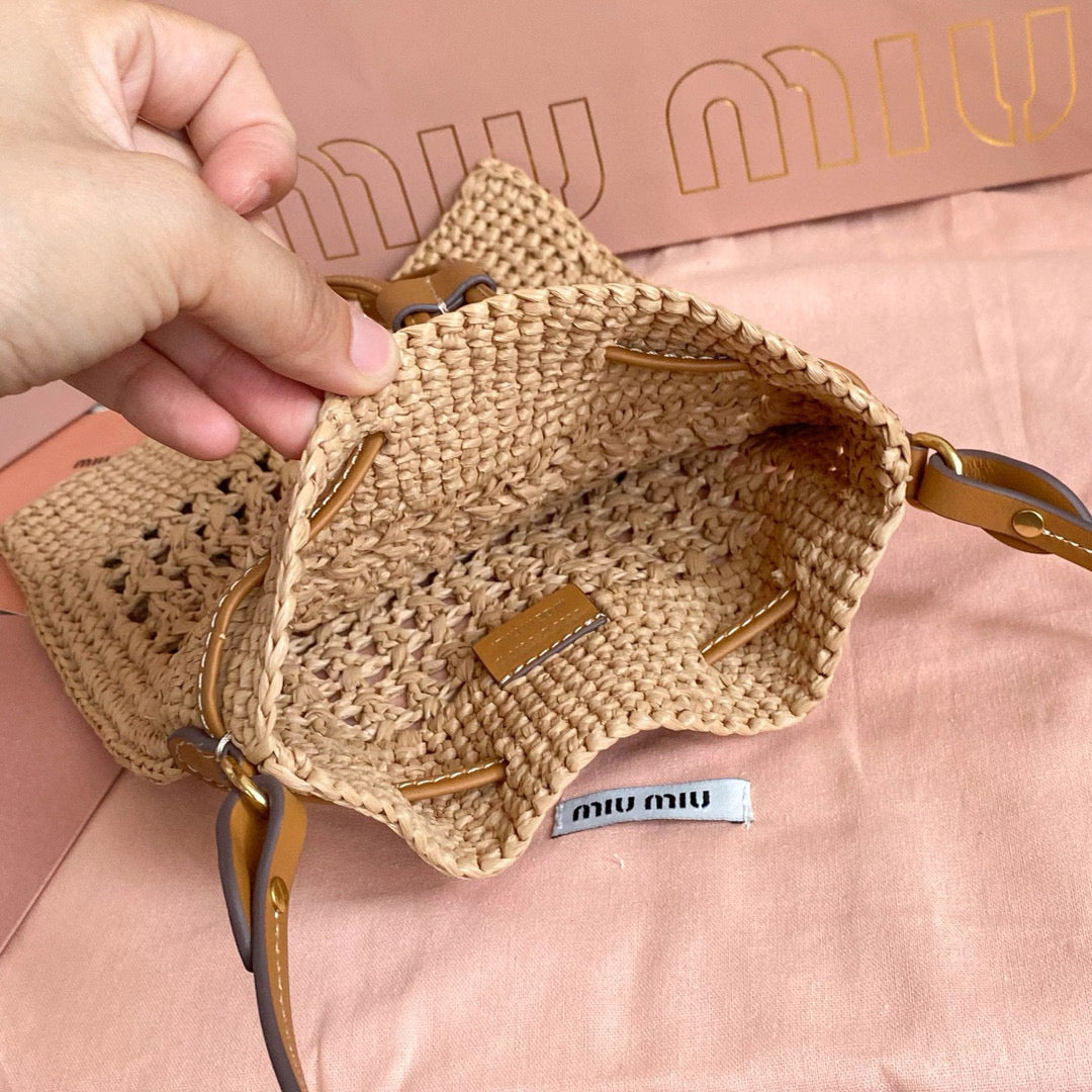 MIU MIU WANDER BUCKET BAG 23 IN NATURAL RAFFIA WITH LEATHER TRIM
