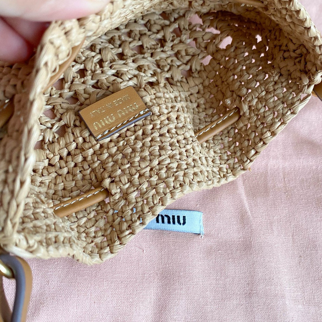 MIU MIU WANDER BUCKET BAG 23 IN NATURAL RAFFIA WITH LEATHER TRIM