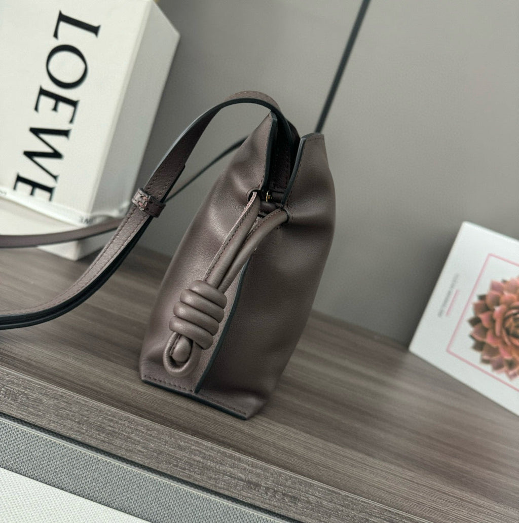 LOEWE LOE 23 FLAMENCO PURSE BUCKET IN CHESTNUT BROWN CALFSKIN