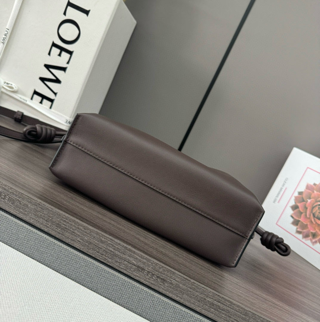 LOEWE LOE 23 FLAMENCO PURSE BUCKET IN CHESTNUT BROWN CALFSKIN