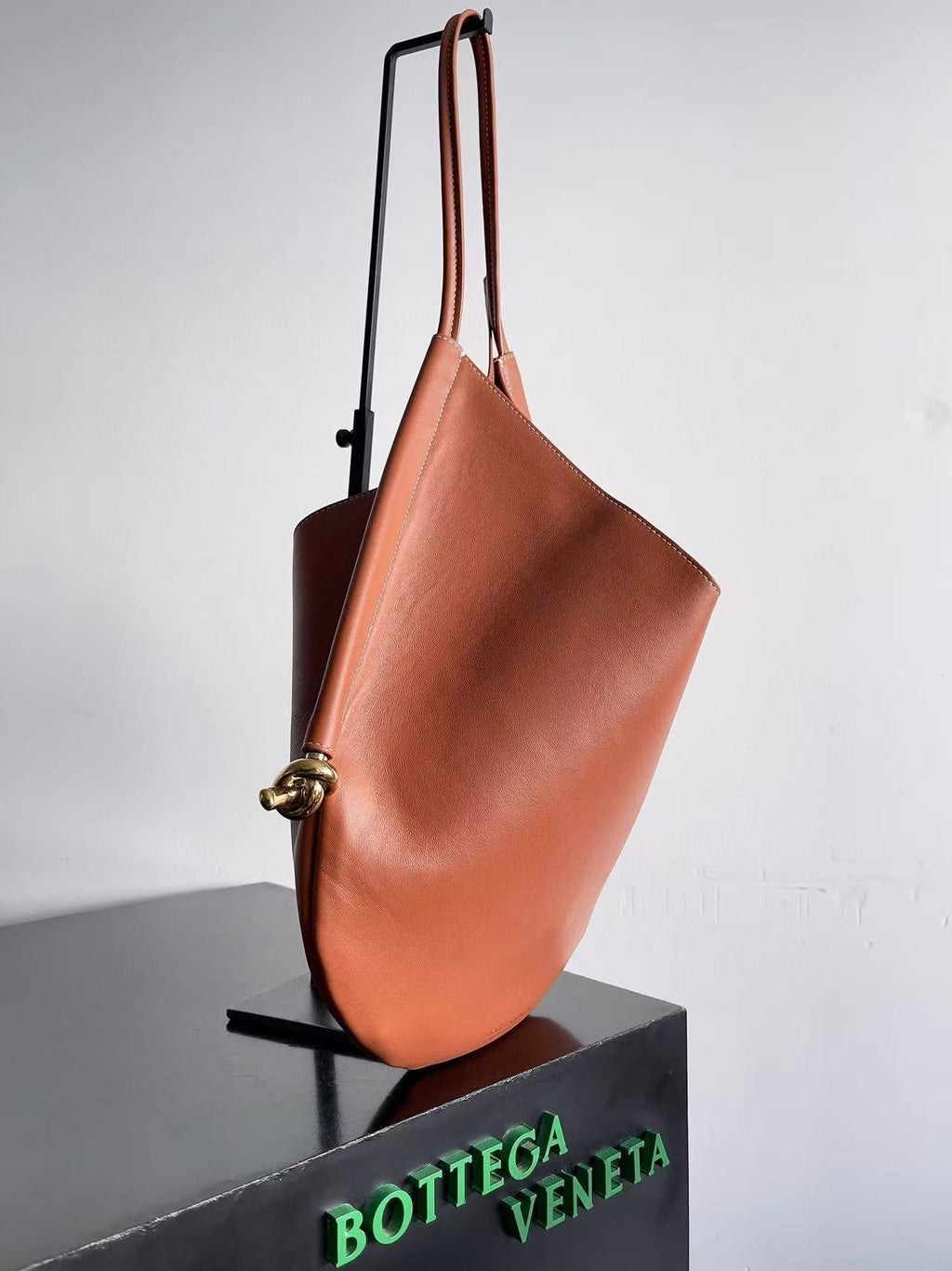 BOTTEGA VENETA MEDIUM SOLSTICE 44 IN BROWN LAMBSKIN