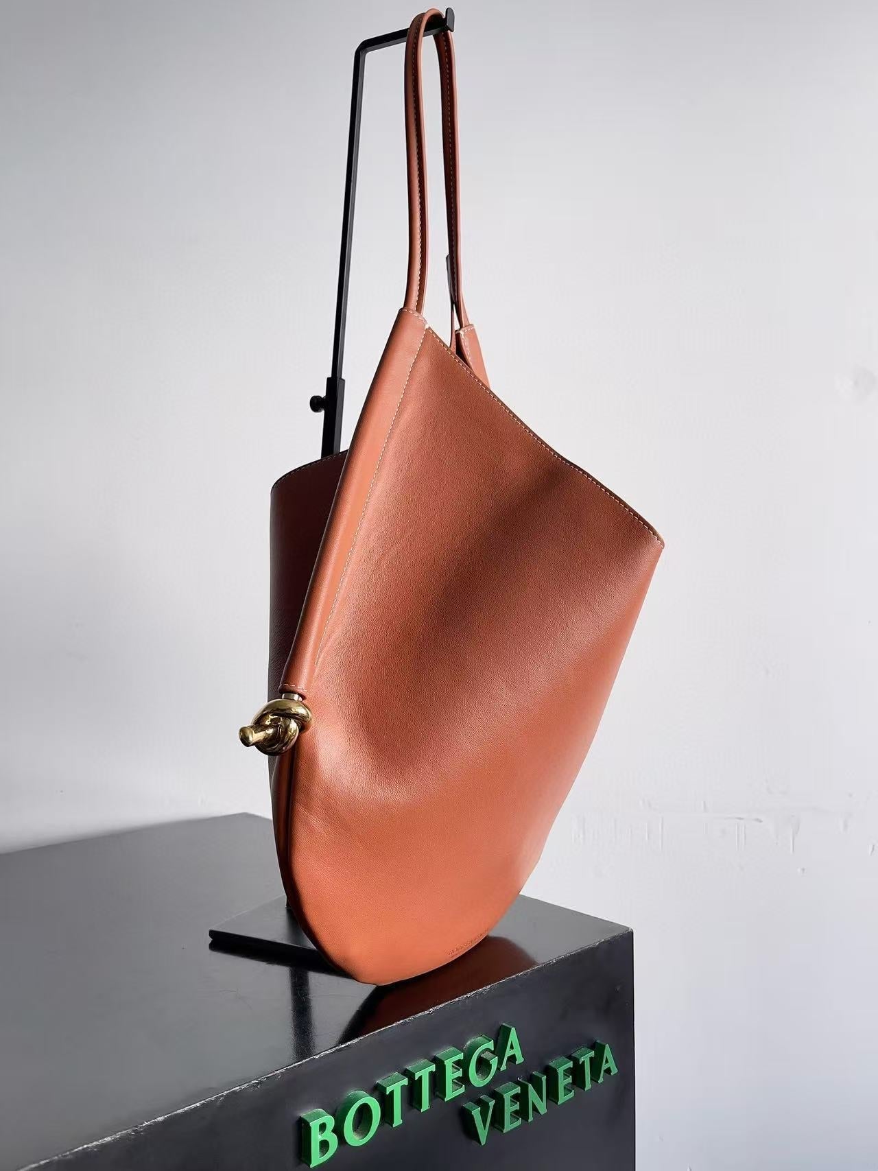 BOTTEGA VENETA MEDIUM SOLSTICE 44 IN BROWN LAMBSKIN