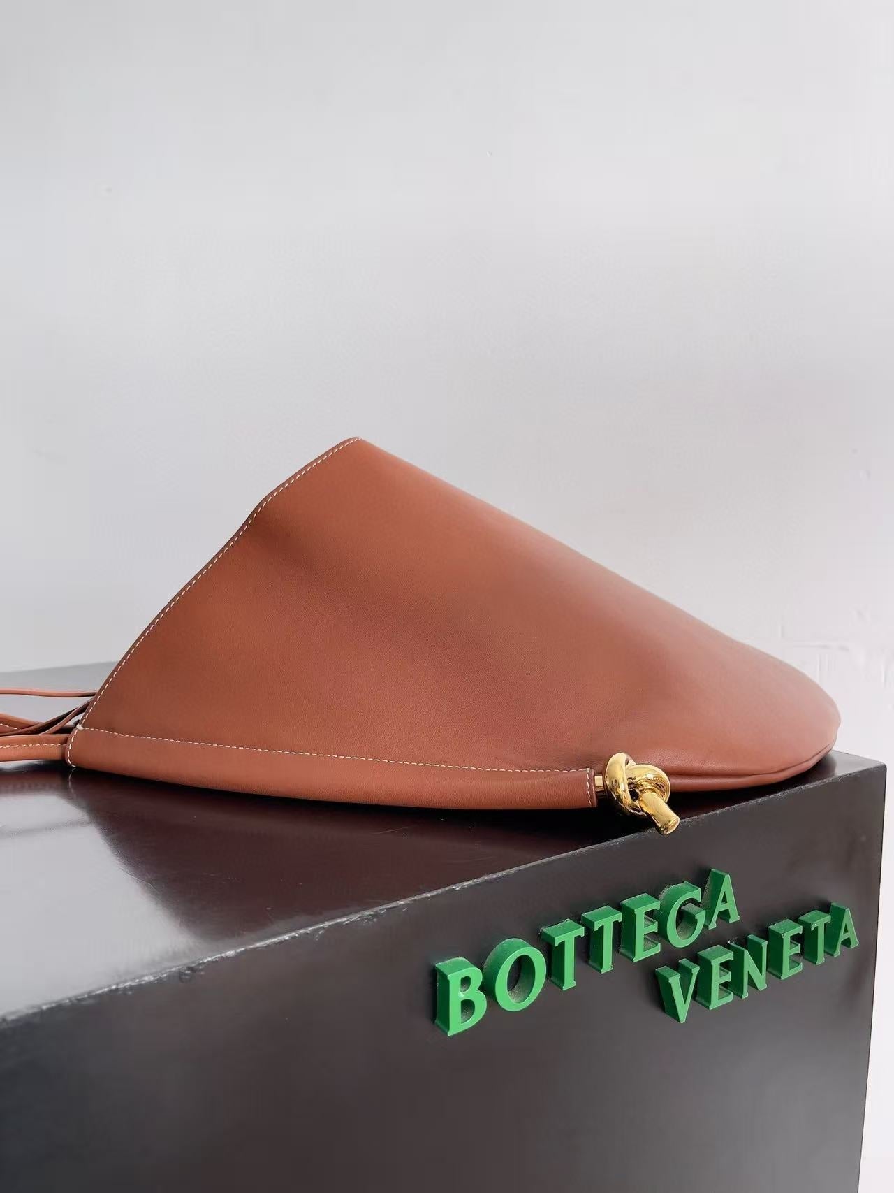 BOTTEGA VENETA MEDIUM SOLSTICE 44 IN BROWN LAMBSKIN