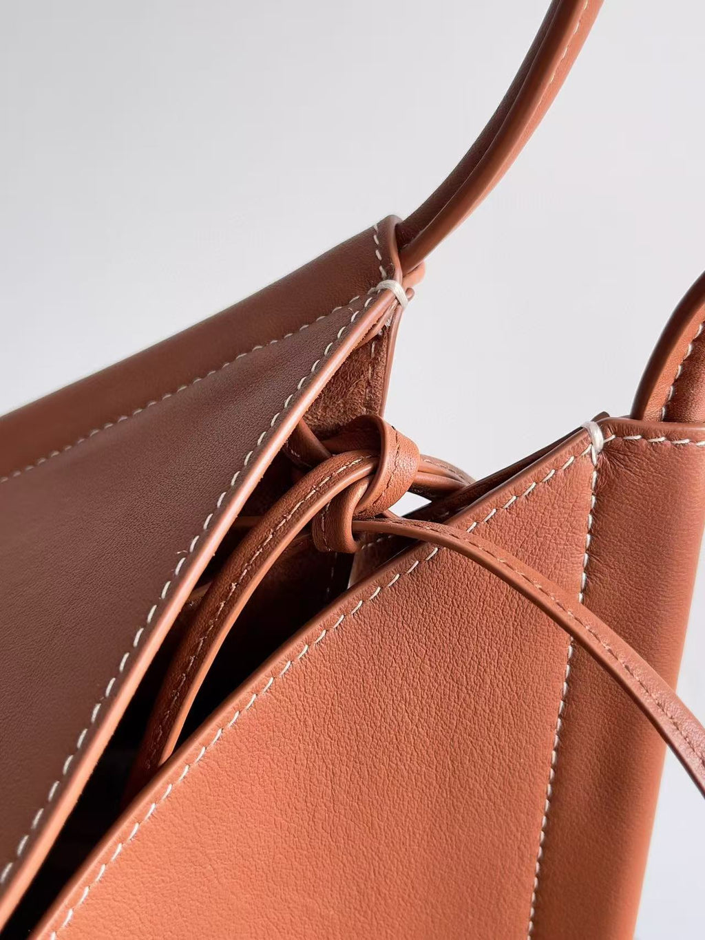 BOTTEGA VENETA MEDIUM SOLSTICE 44 IN BROWN LAMBSKIN
