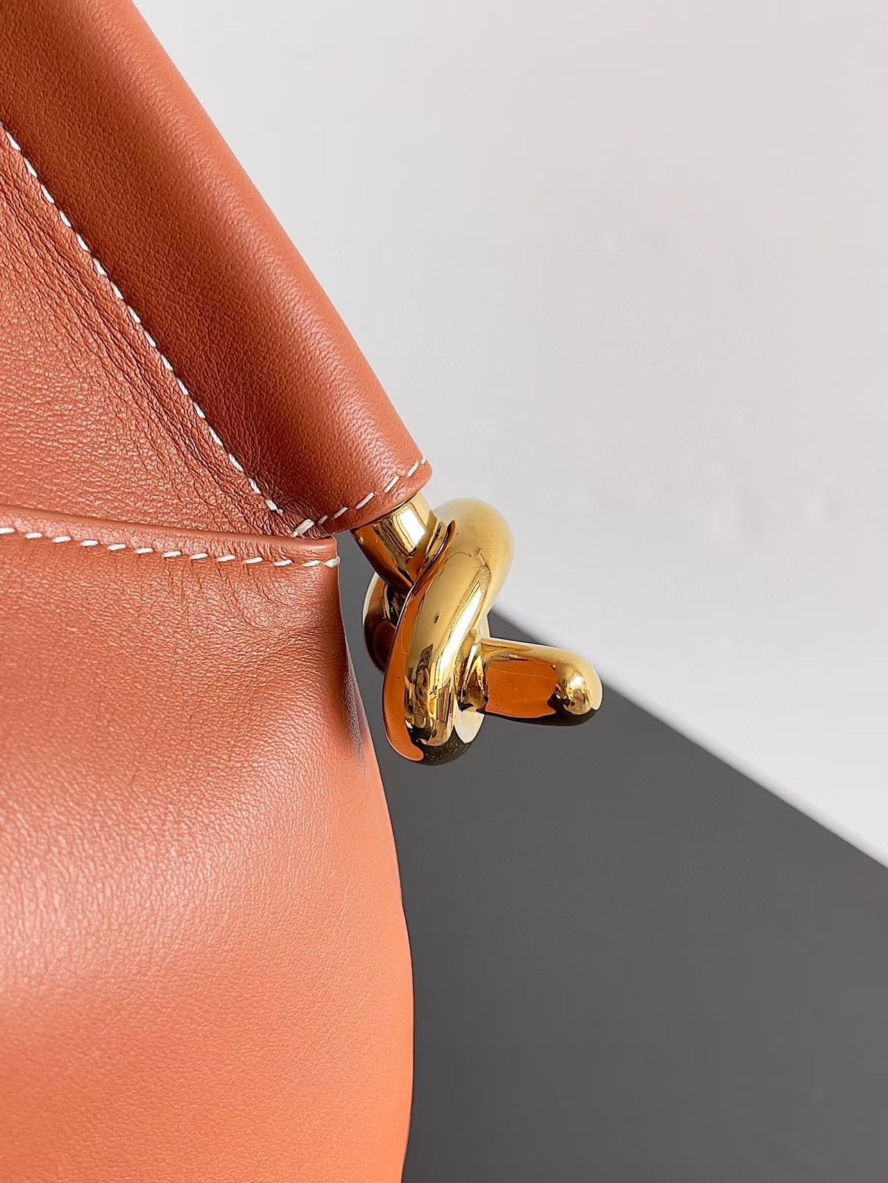 BOTTEGA VENETA MEDIUM SOLSTICE 44 IN BROWN LAMBSKIN