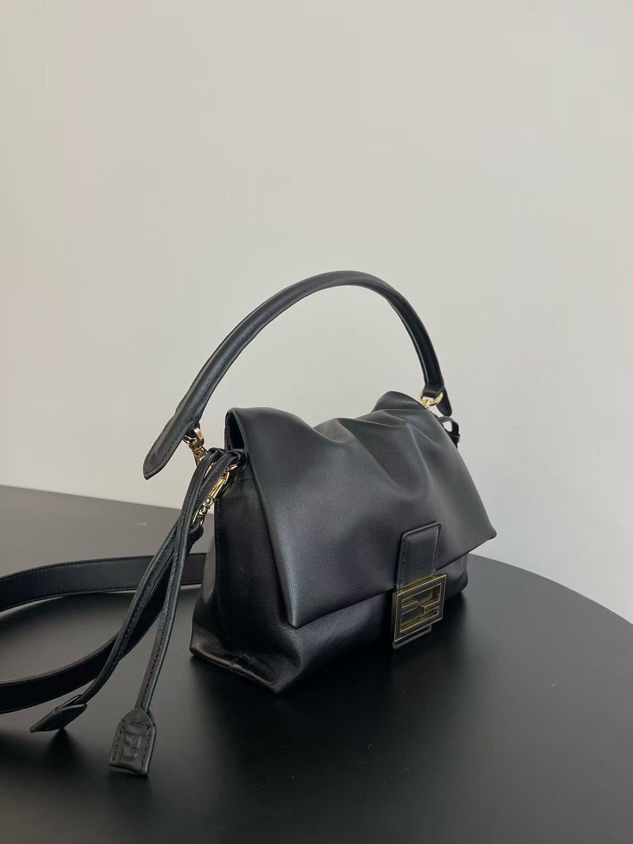 FENDI FF MAMMA BAGUETTE 16 IN BLACK CALFSKIN