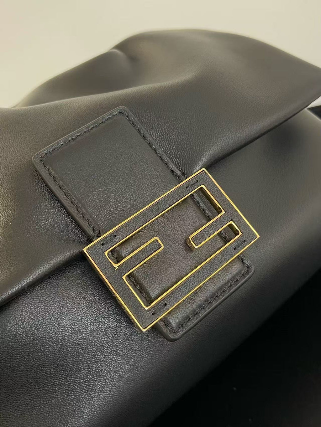 FENDI FF MAMMA BAGUETTE 16 IN BLACK CALFSKIN