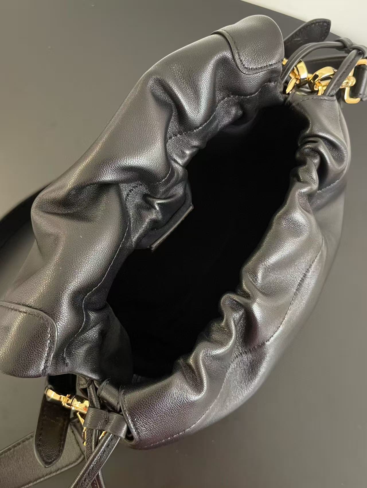 FENDI FF MAMMA BAGUETTE 16 IN BLACK CALFSKIN