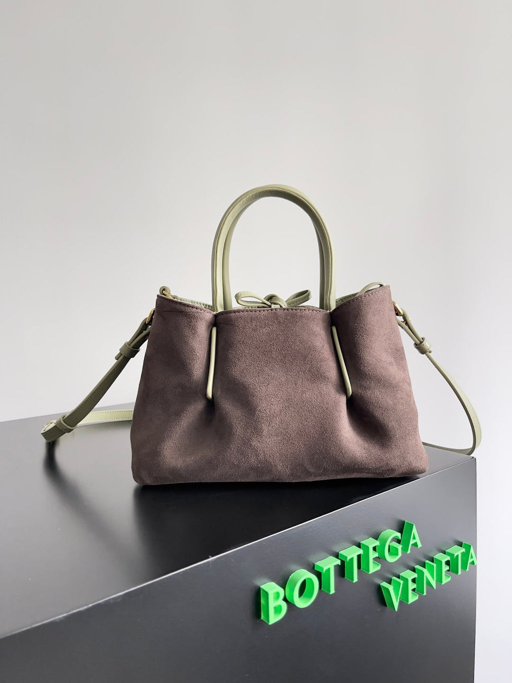 BOTTEGA VENETA SMALL PINACOTECA REVERSIBLE TOTE BAG 24 IN MATCHA LAMBSKIN AND BROWN SUEDE