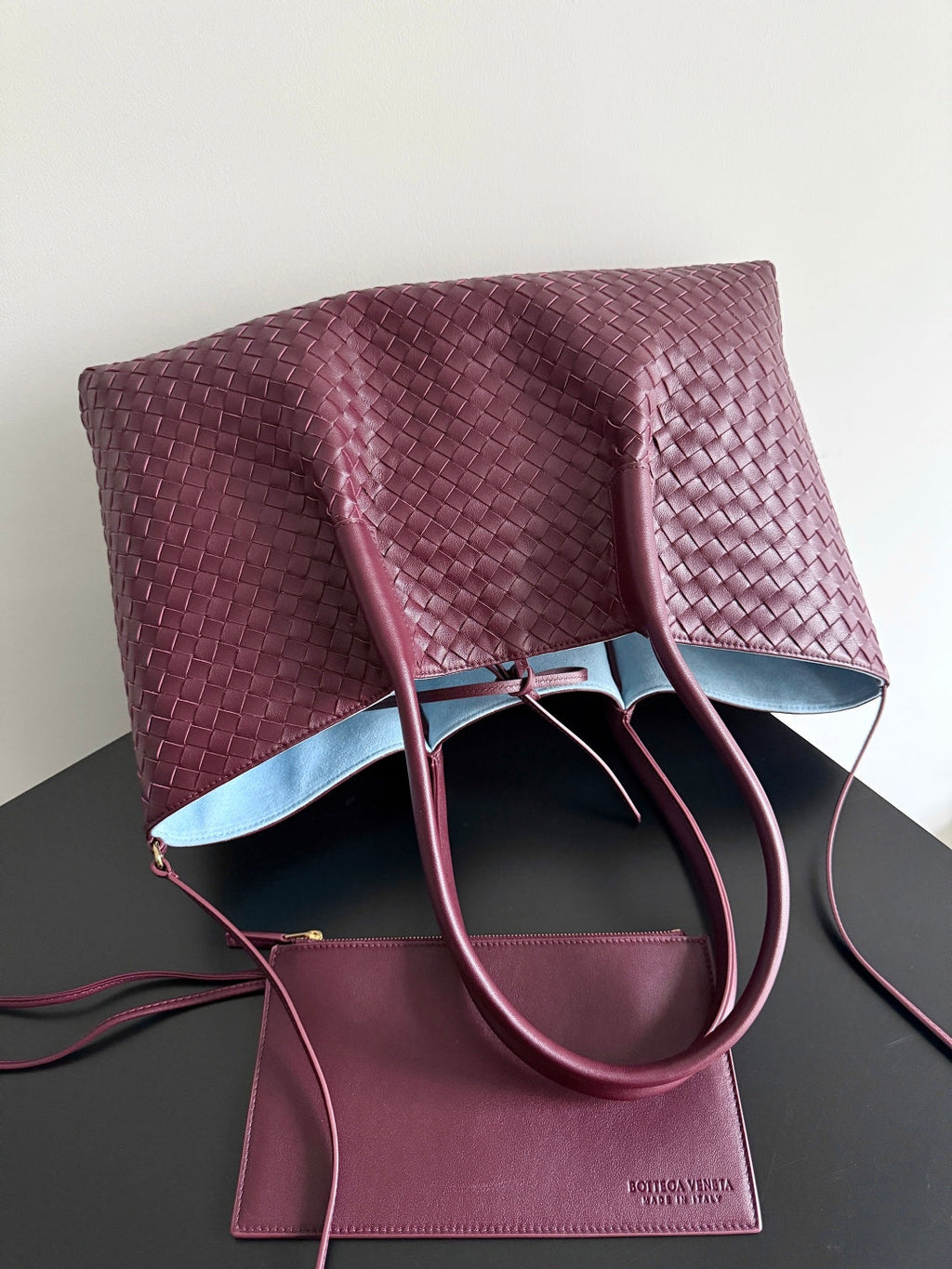 BOTTEGA VENETA PINACOTECA REVERSIBLE TOTE BAG 43 IN MADDER BROWN LAMBSKIN AND LIGHT BLUE SUEDE
