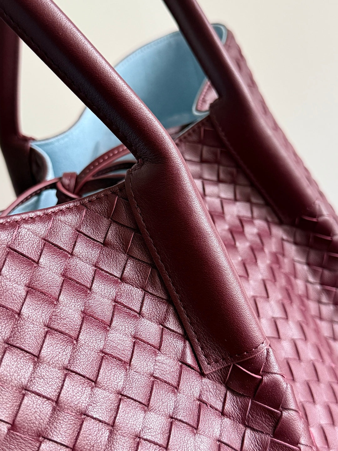 BOTTEGA VENETA PINACOTECA REVERSIBLE TOTE BAG 43 IN MADDER BROWN LAMBSKIN AND LIGHT BLUE SUEDE