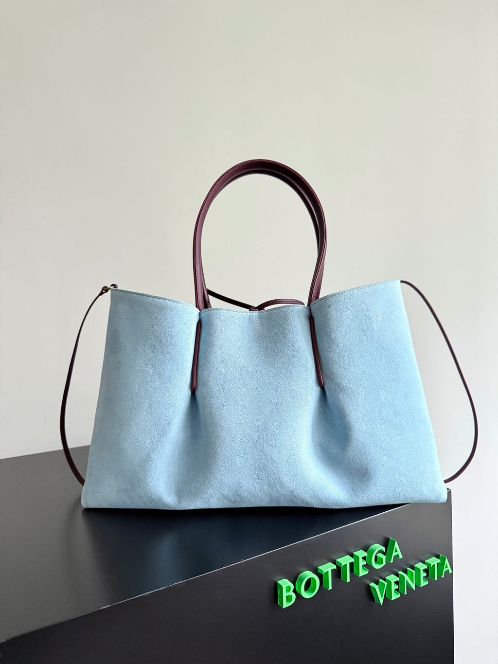 BOTTEGA VENETA PINACOTECA REVERSIBLE TOTE BAG 43 IN MADDER BROWN LAMBSKIN AND LIGHT BLUE SUEDE