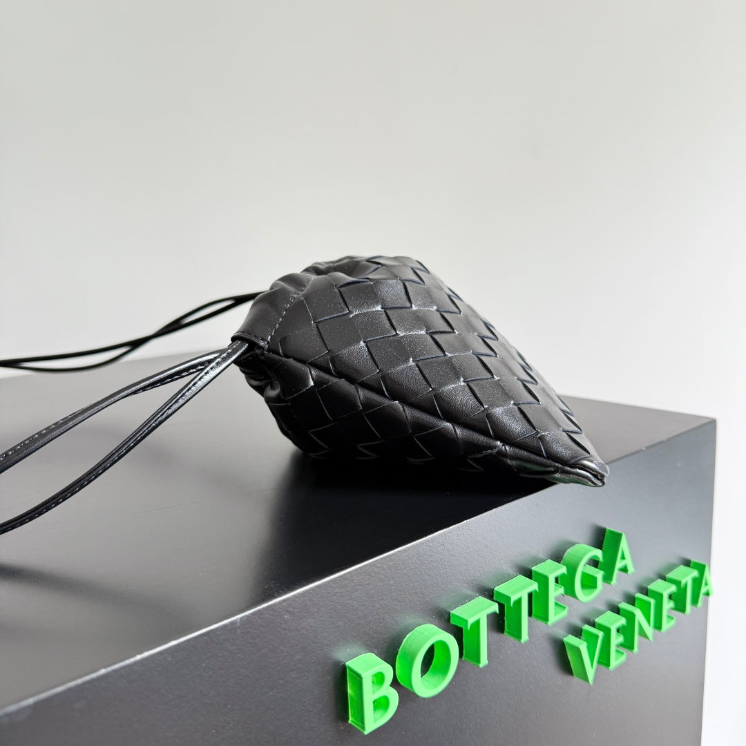 BOTTEGA VENETA SMALL DUSTBAG 21 IN BLACK LAMBSKIN