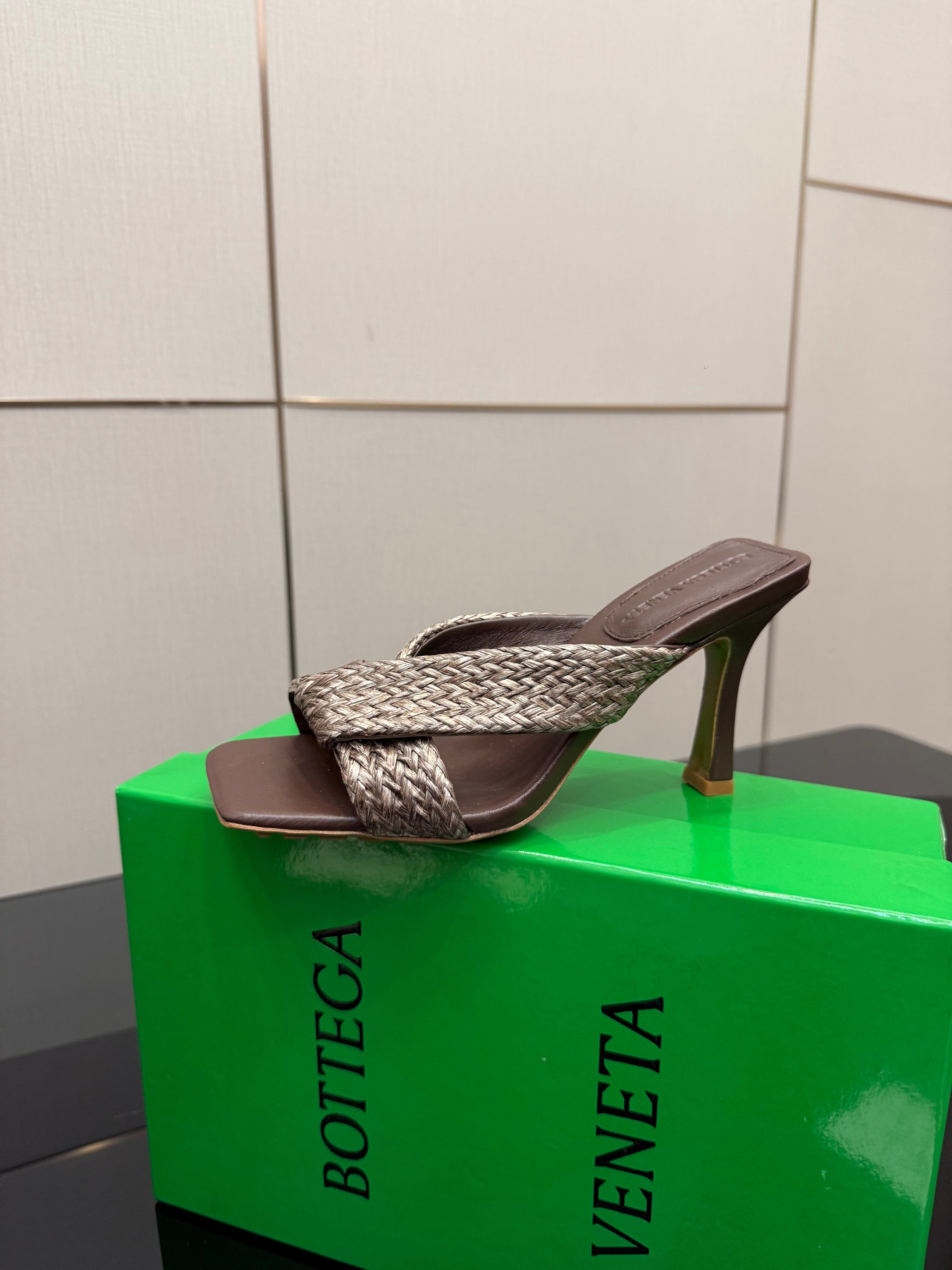 BOTTEGA VENETA 26S HEELED SANDALS 95 MM IN DARK BROWN CALFSKIN AND RAFFIA
