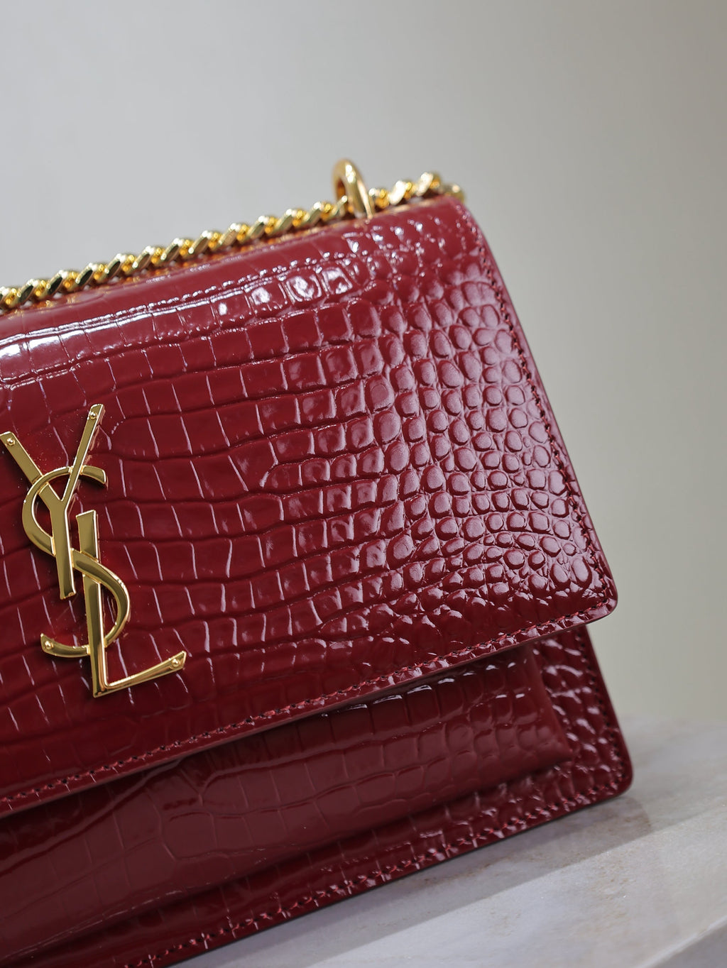 SAINT LAURENT YSL 25S SUNSET MEDIUM 22 IN CRIMSON RED CROCODILE-EMBOSSED CALFSKIN GOLD HARDWRE