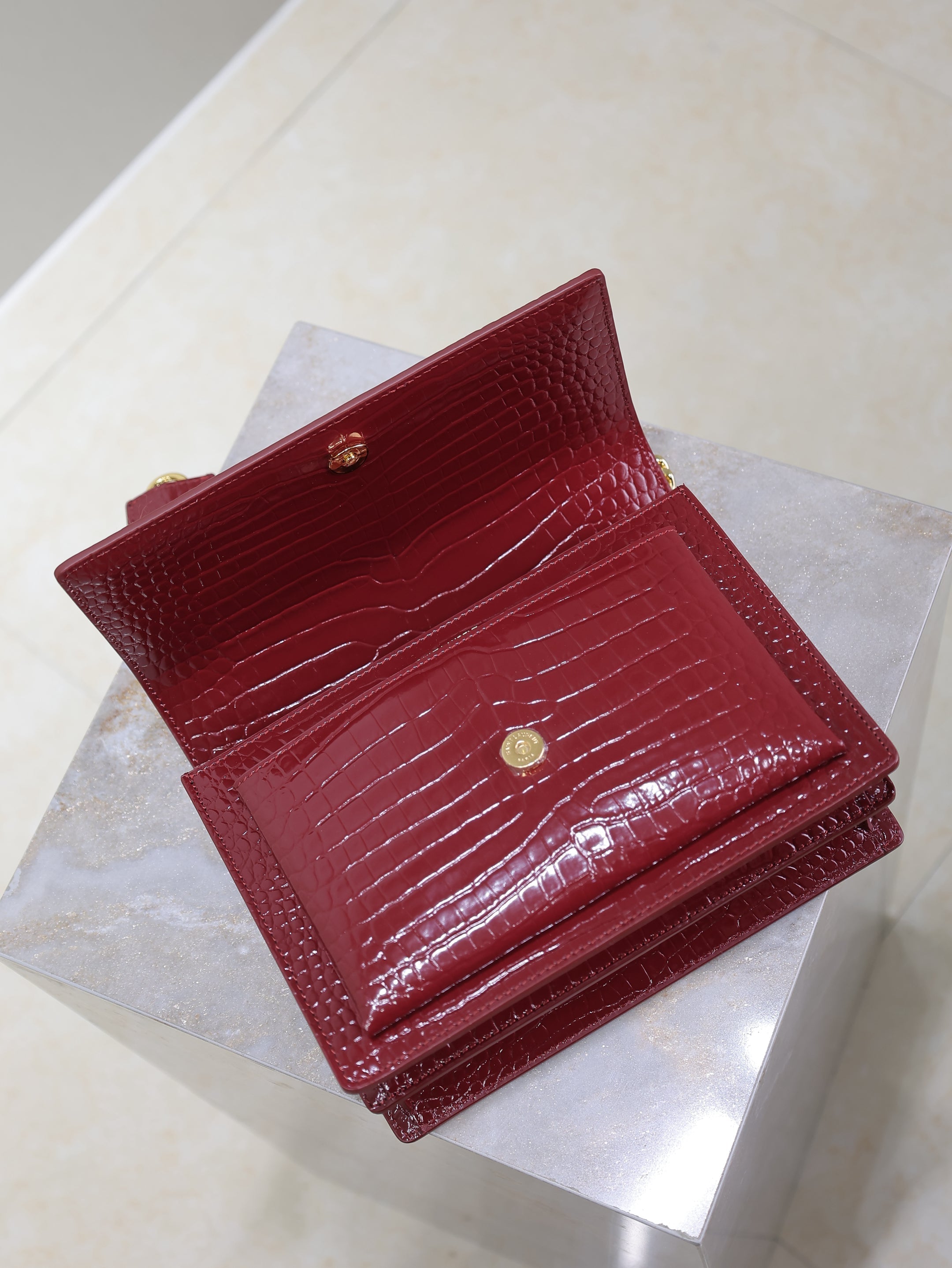 SAINT LAURENT YSL 25S SUNSET MEDIUM 22 IN CRIMSON RED CROCODILE-EMBOSSED CALFSKIN GOLD HARDWRE