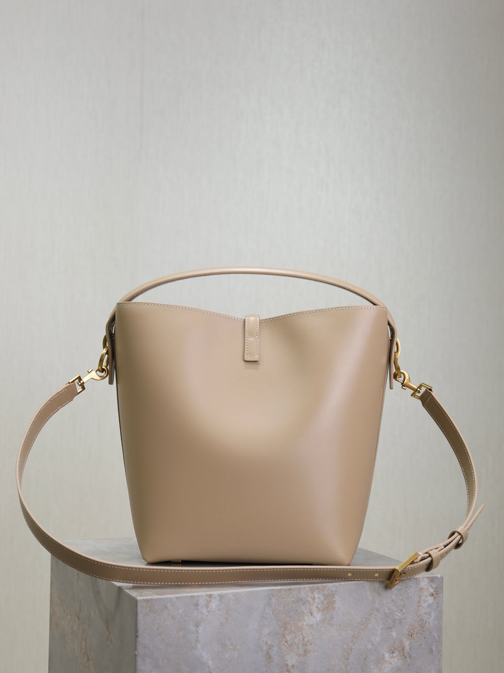 SAINT LAURENT YSL 25S LE 5 À 7 BUCKET 26 IN NUDE CALFSKIN GOLD HARDWRE