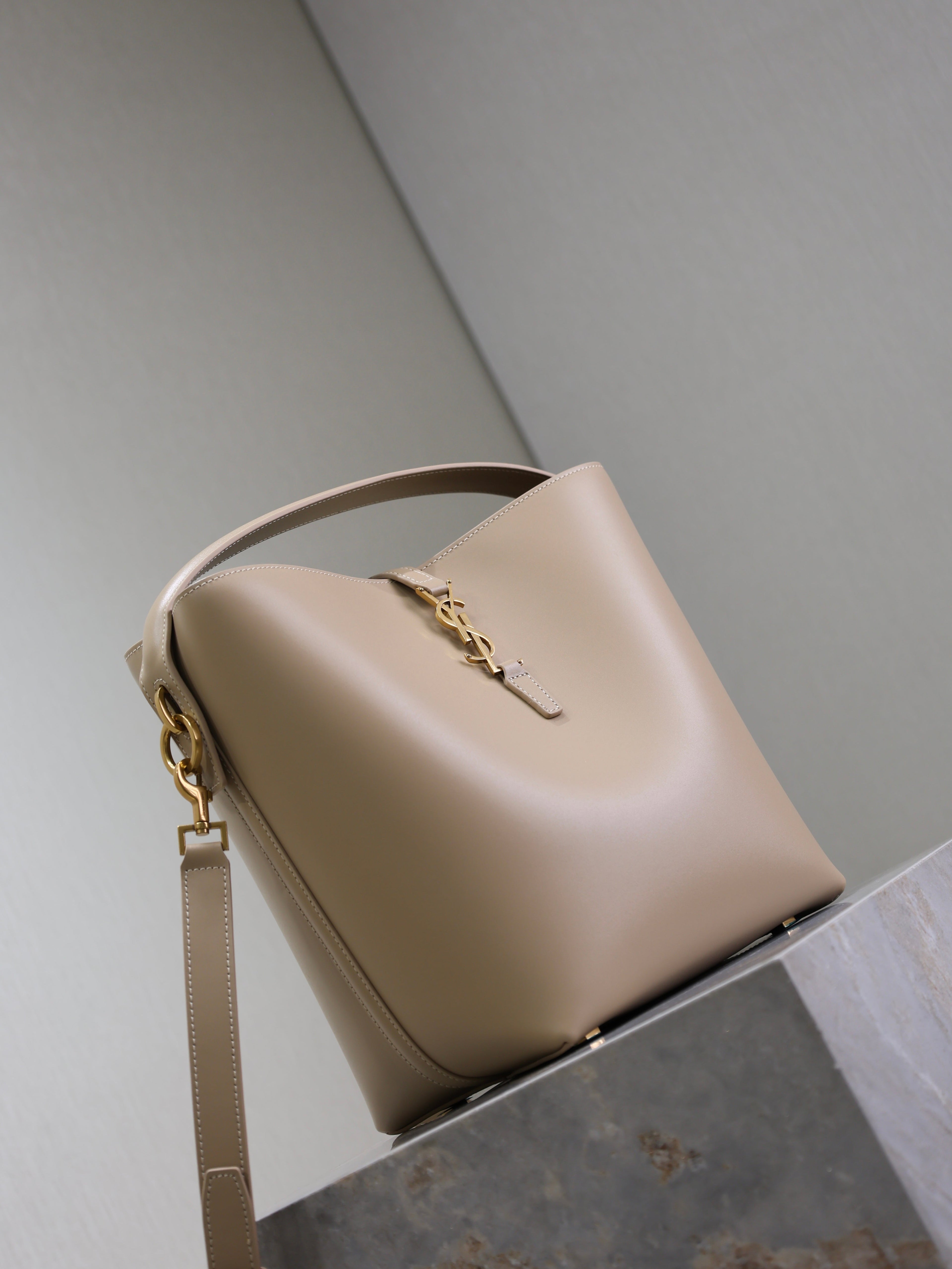 SAINT LAURENT YSL 25S LE 5 À 7 BUCKET 26 IN NUDE CALFSKIN GOLD HARDWRE
