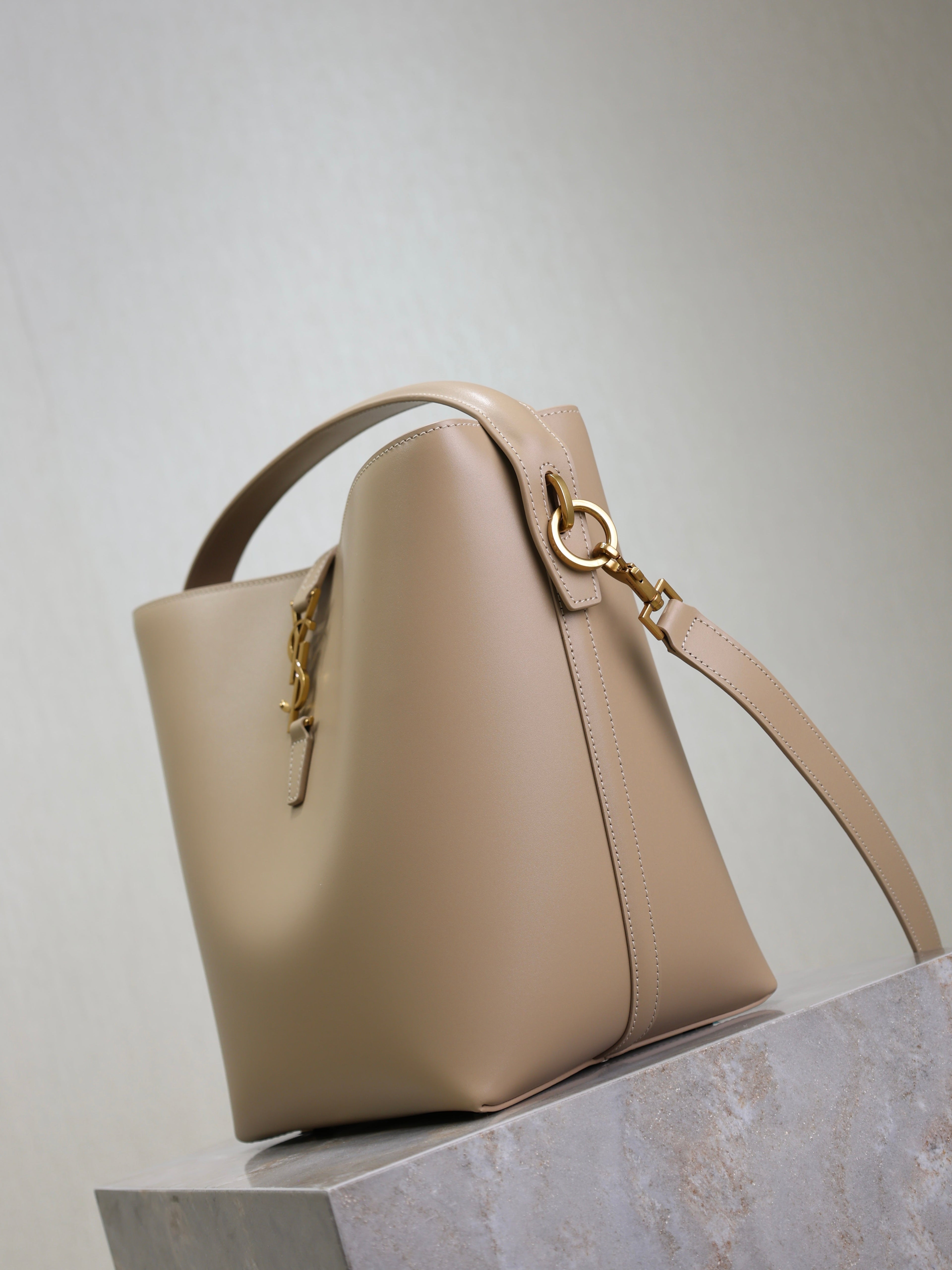 SAINT LAURENT YSL 25S LE 5 À 7 BUCKET 26 IN NUDE CALFSKIN GOLD HARDWARE