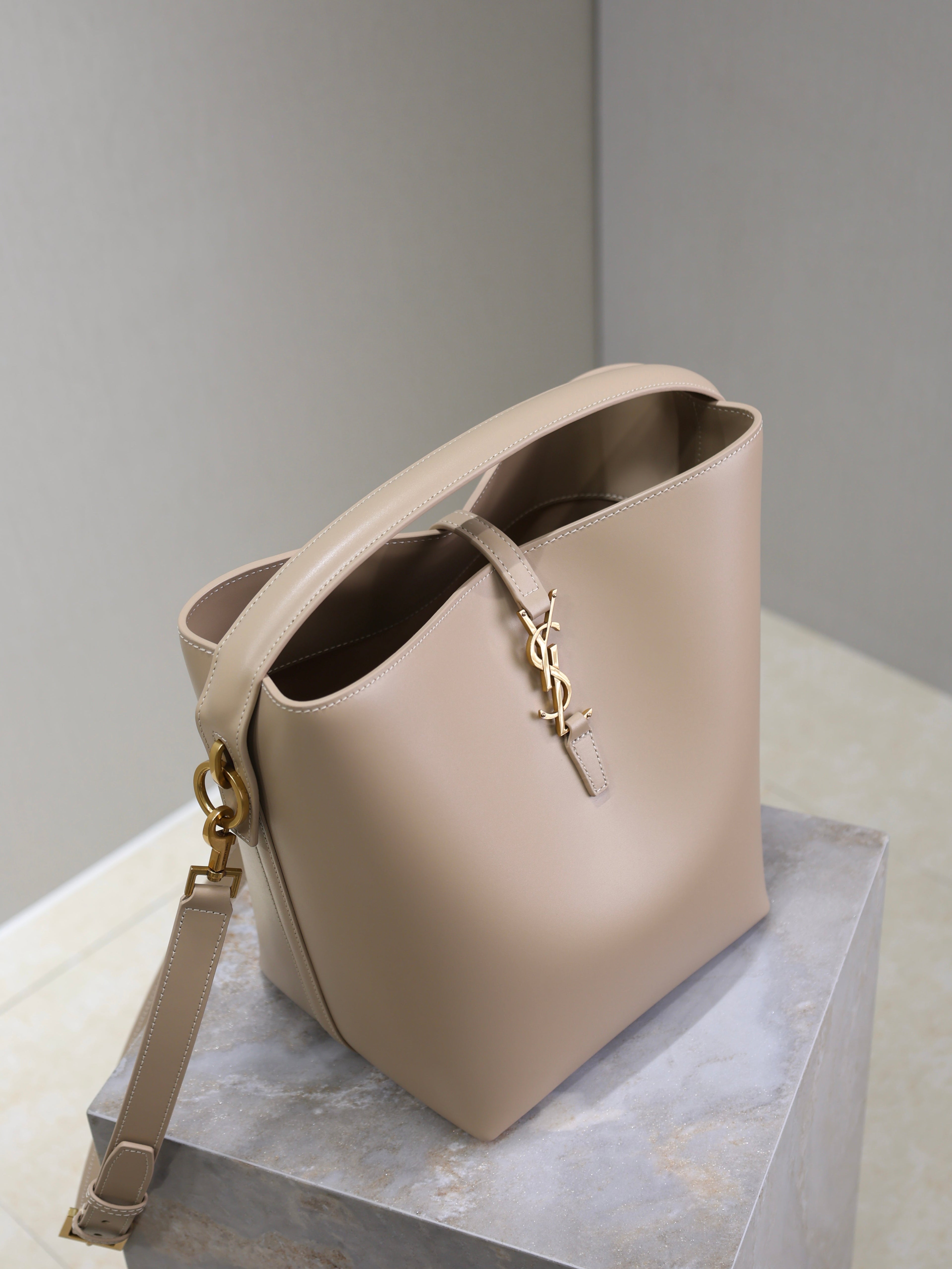 SAINT LAURENT YSL 25S LE 5 À 7 BUCKET 26 IN NUDE CALFSKIN GOLD HARDWRE