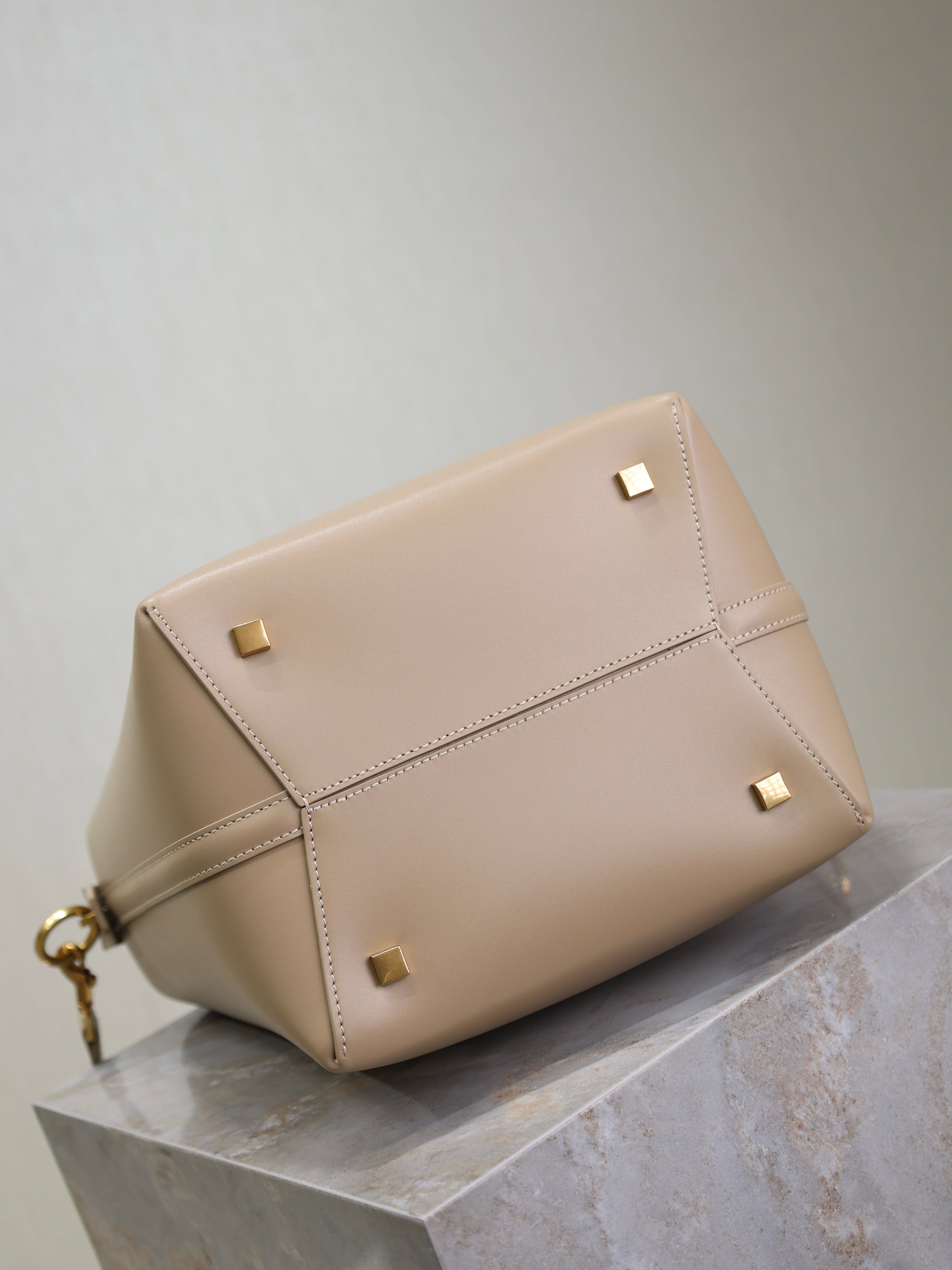 SAINT LAURENT YSL 25S LE 5 À 7 BUCKET 26 IN NUDE CALFSKIN GOLD HARDWRE