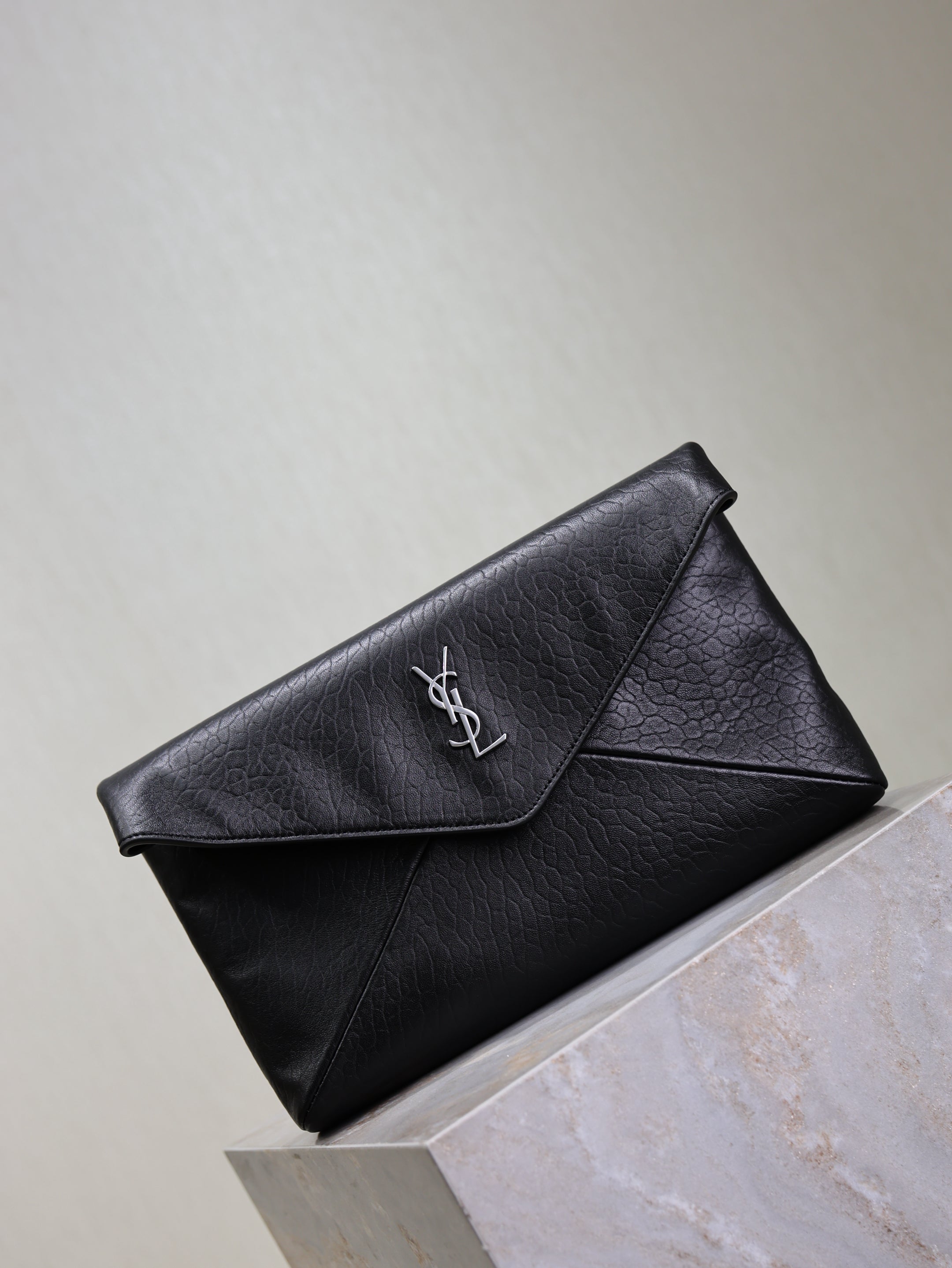 SAINT LAURENT YSL 25S CASSANDRE LARGE ENVELOPE POUCH 29 IN BLACK CALFSKIN GRAY HARDWARE