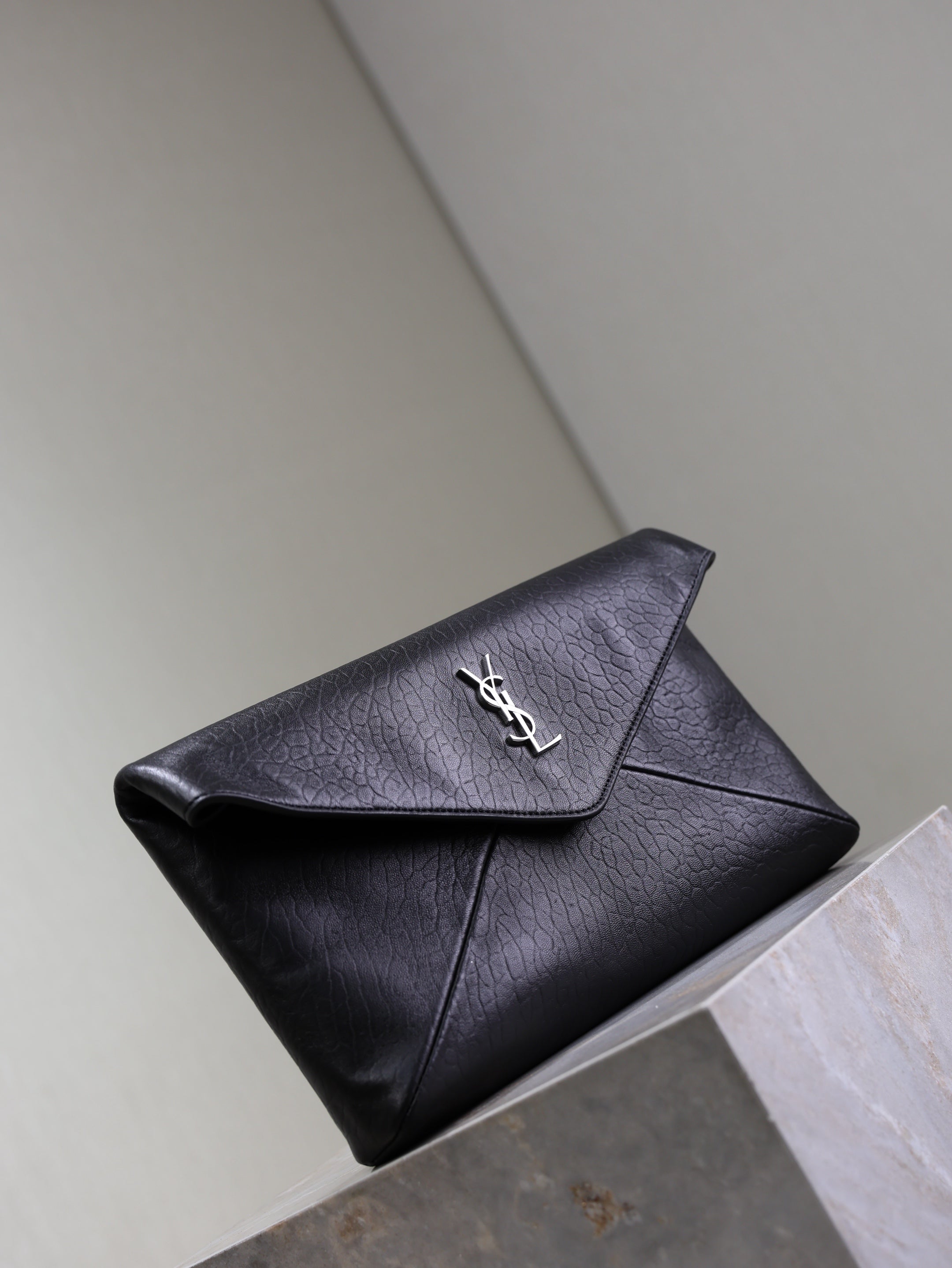SAINT LAURENT YSL 25S CASSANDRE LARGE ENVELOPE POUCH 29 IN BLACK CALFSKIN GRAY HARDWARE