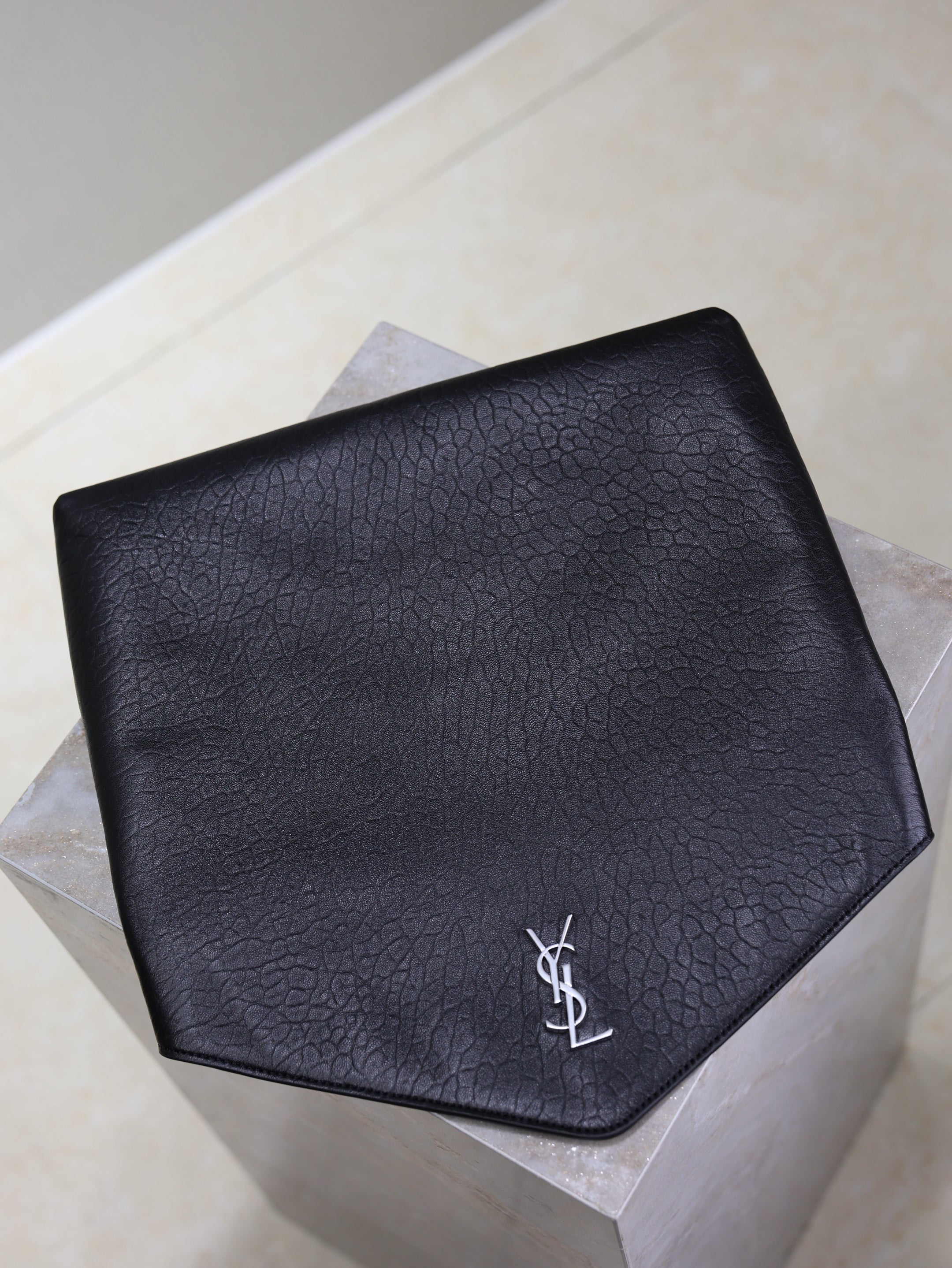 SAINT LAURENT YSL 25S CASSANDRE LARGE ENVELOPE POUCH 29 IN BLACK CALFSKIN GRAY HARDWARE