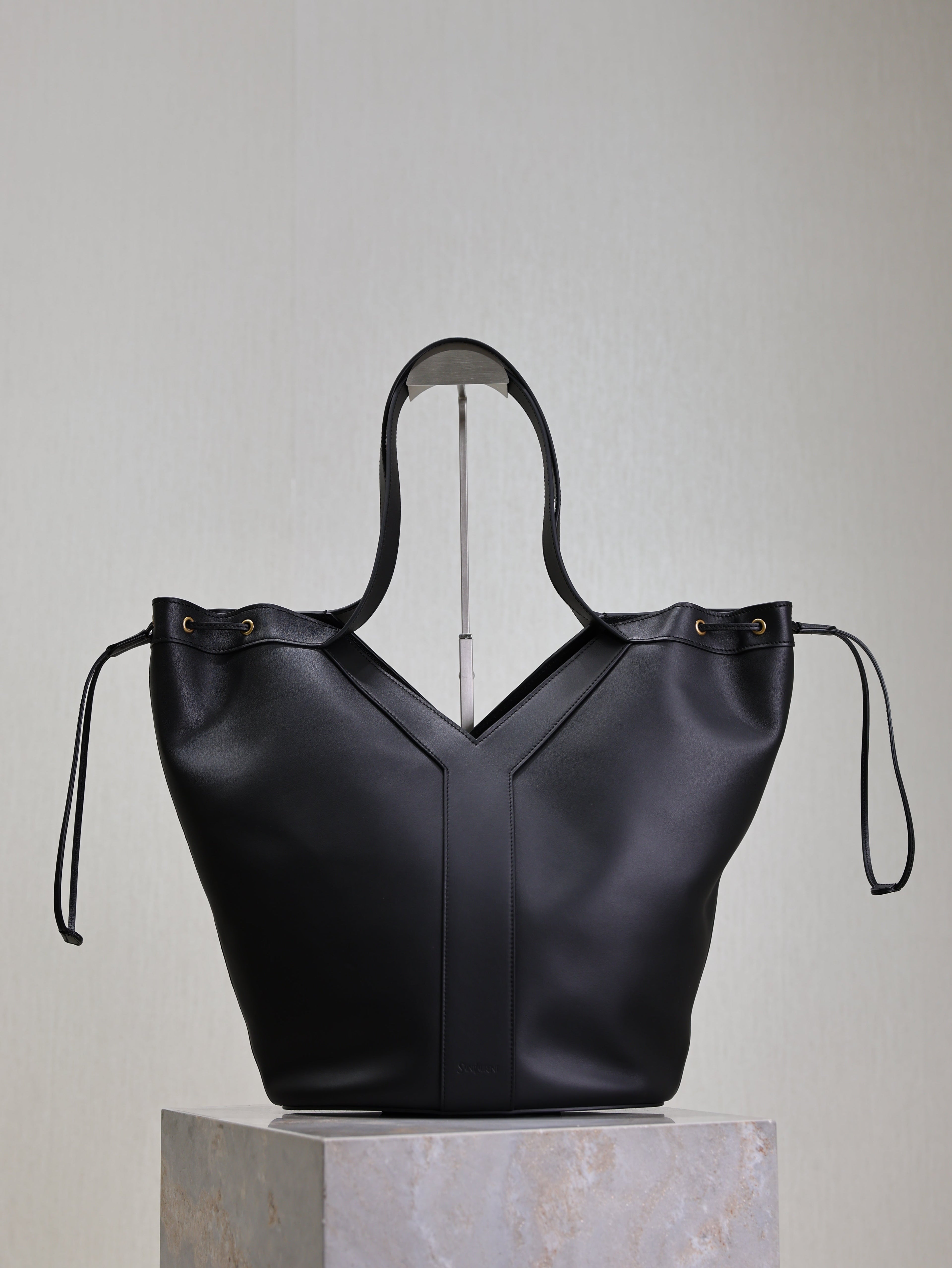 SAINT LAURENT YSL 25S Y LARGE HOBO 50 IN BLACK CALFSKIN GOLD HARDWRE