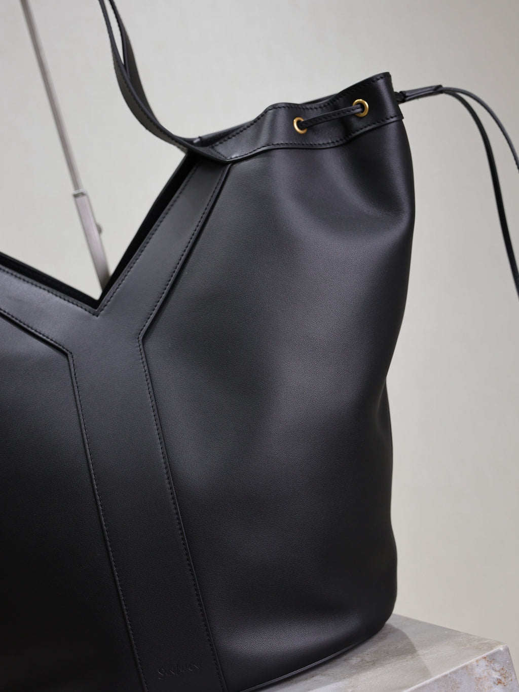 SAINT LAURENT YSL 25S Y LARGE HOBO 50 IN BLACK CALFSKIN GOLD HARDWARE