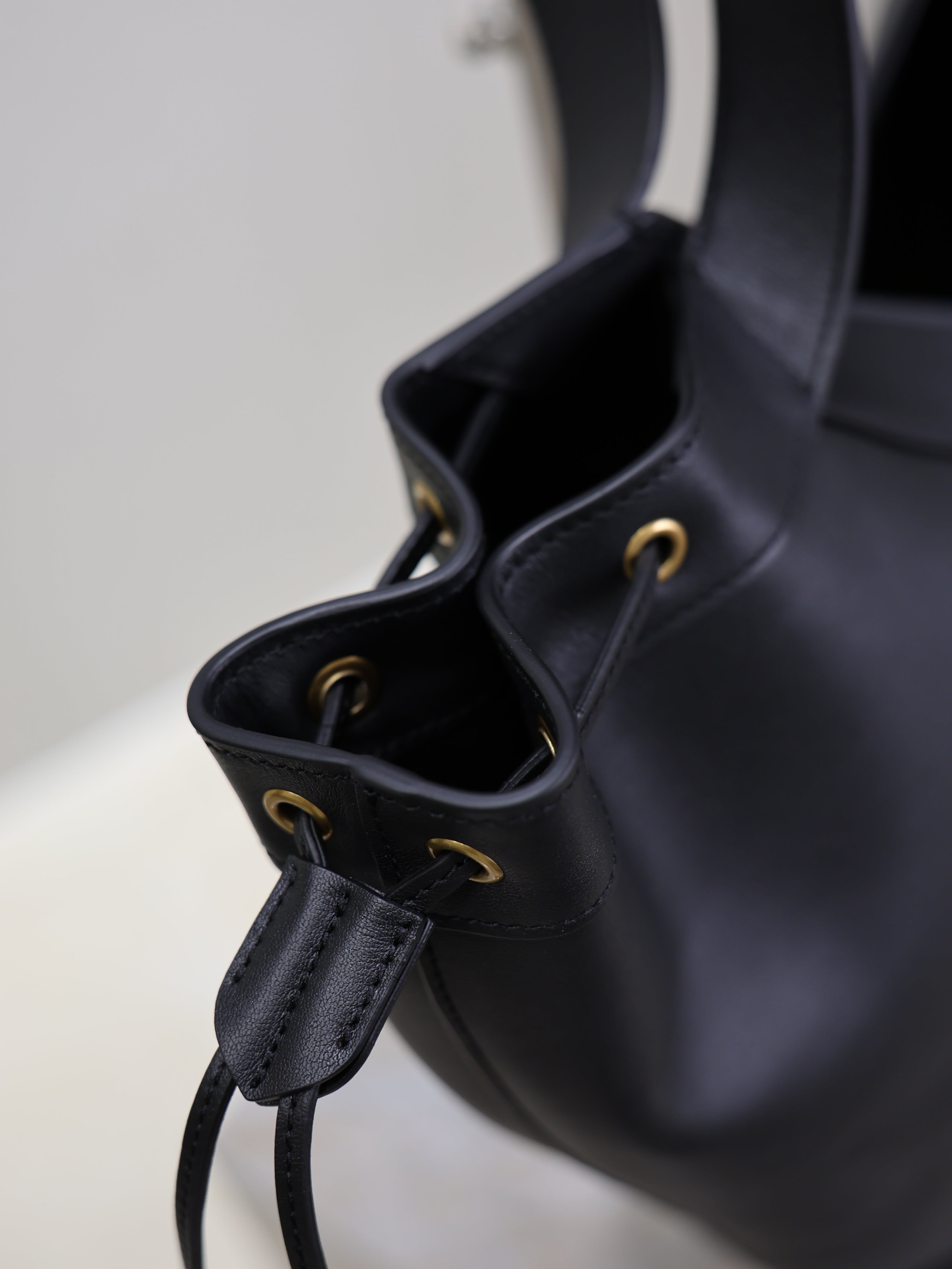 SAINT LAURENT YSL 25S Y LARGE HOBO 50 IN BLACK CALFSKIN GOLD HARDWARE