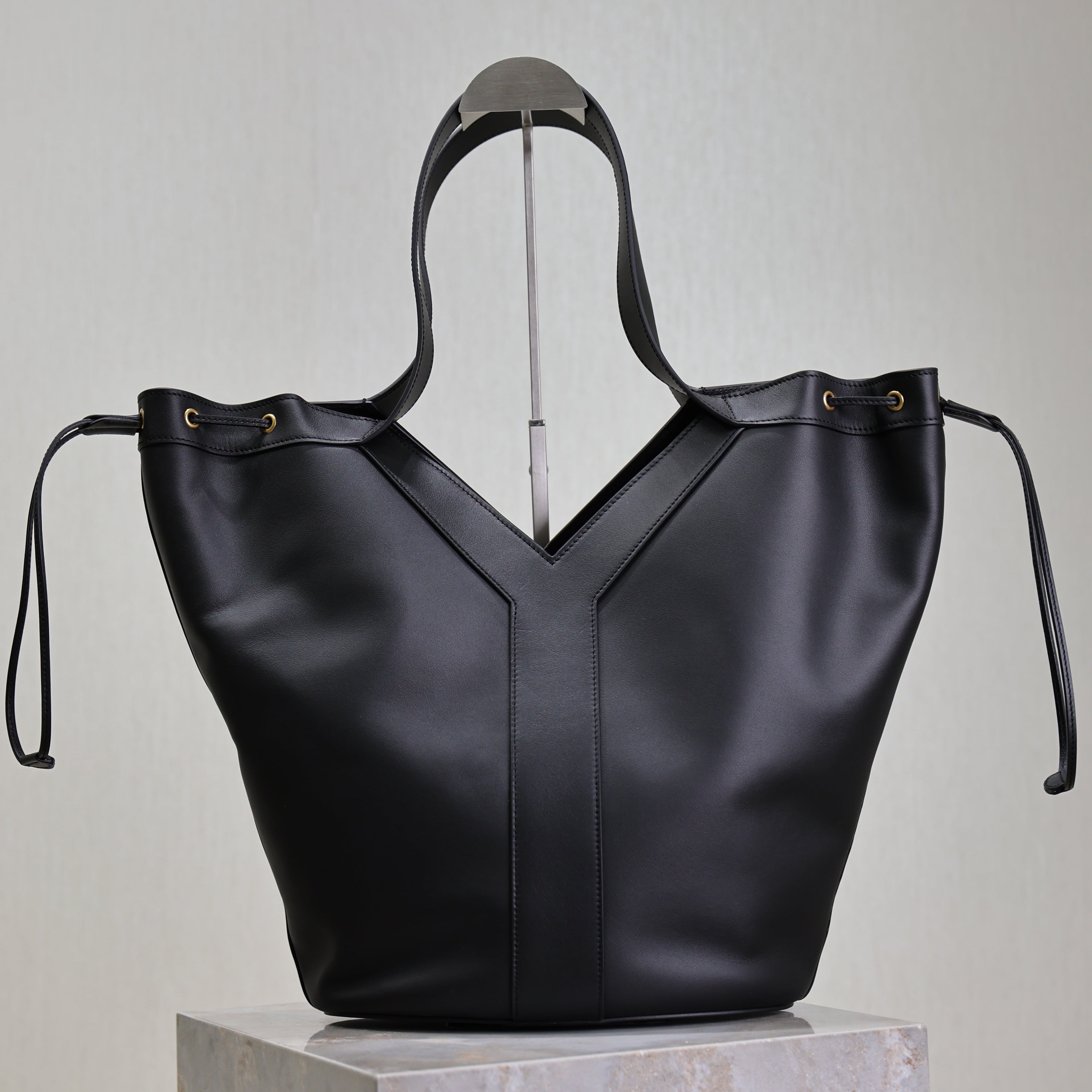 SAINT LAURENT YSL 25S Y LARGE HOBO 50 IN BLACK CALFSKIN GOLD HARDWRE