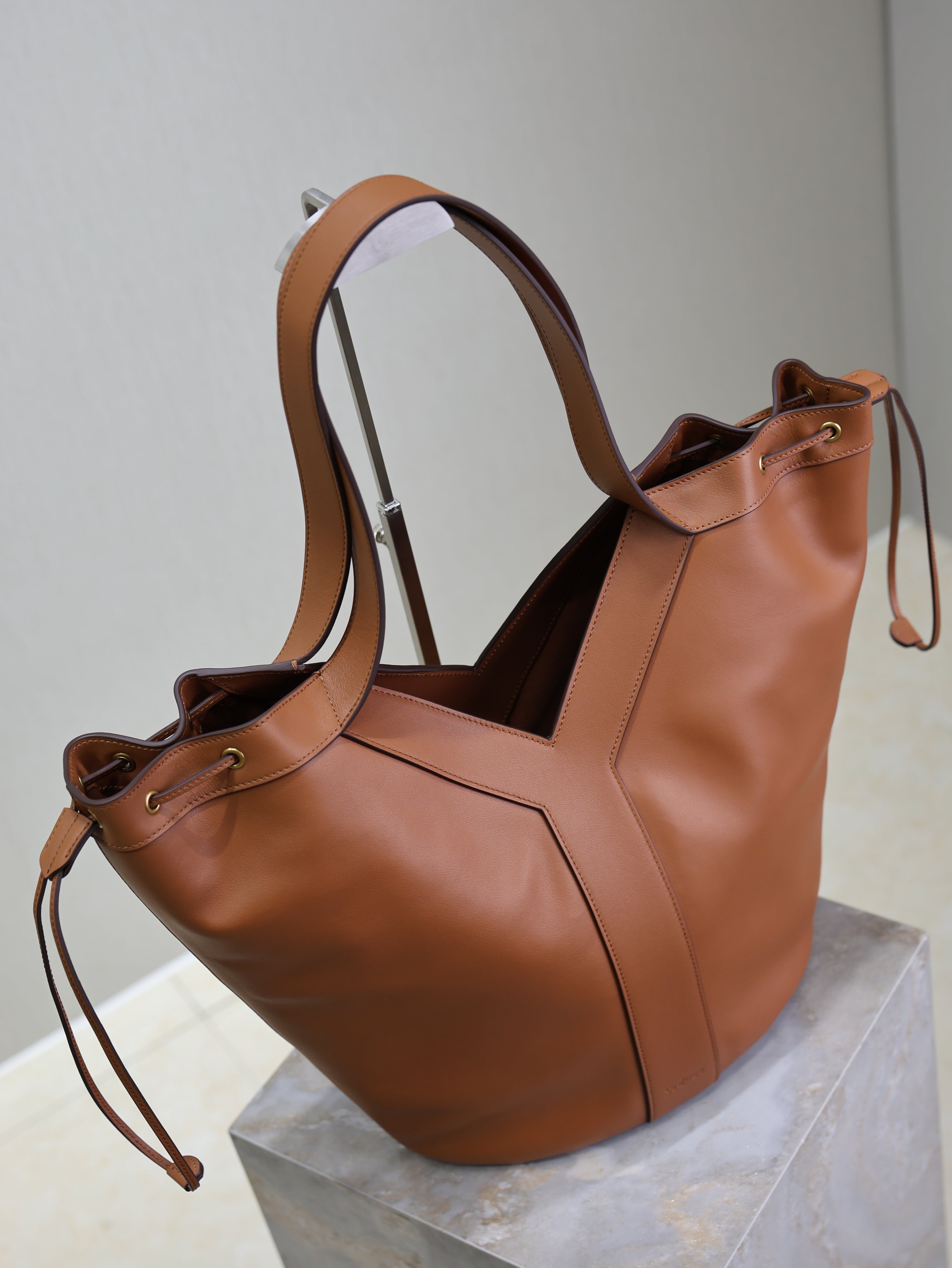 SAINT LAURENT YSL 25S Y LARGE HOBO 50 IN CARAMEL CALFSKIN GOLD HARDWRE